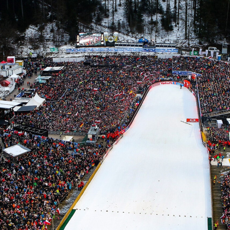 Skischanze mit Zuschauern